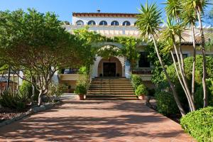 帕格拉巴伊亚酒店的棕榈树和楼梯房屋的入口
