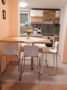 扎马迪Veronica nyaralóház的厨房配有木桌和椅子