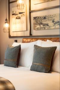 卡迪夫加的夫靛蓝酒店的一间卧室配有一张带两个枕头的床