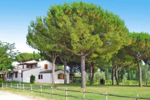 格罗塞托港Holiday resort Azienda Canova Seconda Marina di Grosseto - ITO03010-FYF的白色的房子,有栅栏和树木
