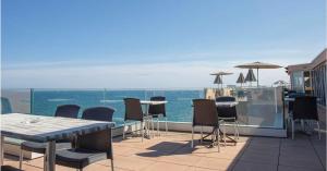 塞特港Hotel Port Marine的一个带桌椅的庭院和大海