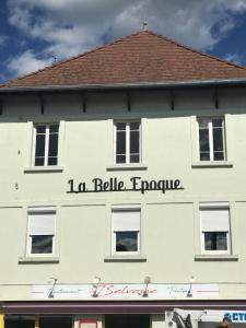 DamparisLa belle Epoque的白色的建筑,旁边标有标志