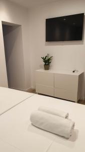 科尔丘拉科尔丘拉菲欧力诺旅馆的一间配备有电视和毛巾的白色客厅