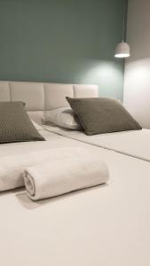 科尔丘拉科尔丘拉菲欧力诺旅馆的两张带白色床单和枕头的床