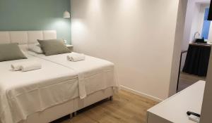 科尔丘拉科尔丘拉菲欧力诺旅馆的卧室配有白色的床和两个枕头