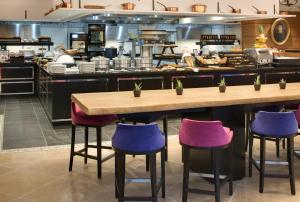 圣保罗-德旺斯Domaine du Mas De Pierre的厨房配有紫色和紫色的吧台凳