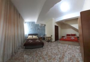 敖德萨Морская жемчужина的一间卧室配有两张床和一张桌子。