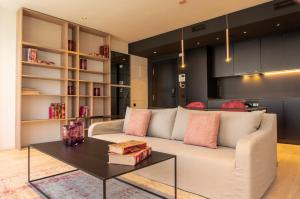 瓦伦西亚Valencia Luxury - Sea Port II的客厅配有沙发和桌子