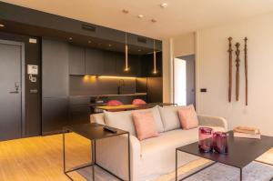 瓦伦西亚Valencia Luxury - Sea Port II的一间带白色沙发的客厅和一间厨房