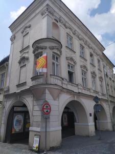 普日博尔Apartmány Šitavanc的一面有旗帜的建筑
