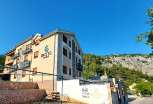 布拉加伊Hotel Blagaj Mostar的山边的酒店