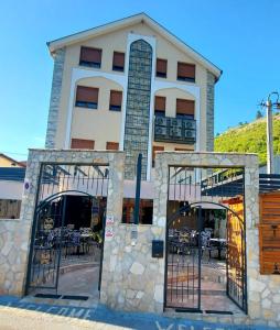 布拉加伊Hotel Blagaj Mostar的前面有大门的大建筑