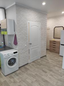 克里沃罗格New apartments Уютная студия в центре города Дзержинка的客房内的厨房配有洗衣机