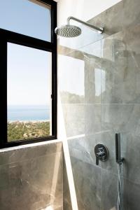 希马拉Wait 'n Sea的带淋浴的浴室和大窗户
