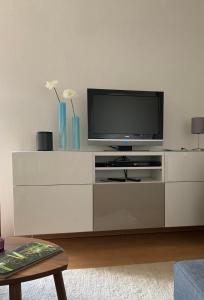 ZschopauAuf der Zschopau-Insel的一间客厅,客厅的白色橱柜上配有电视