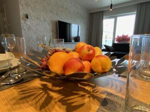弗热希尼亚Apartament Opieszyn 16的坐在桌子上的一碗水果