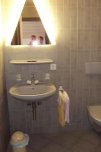 博内夫斯库罗纳餐厅酒店的画着浴室水槽的人