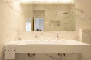 斯普利特Luxury apartment Mirage Split的白色的浴室设有水槽和镜子