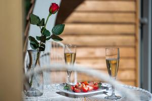 温坎顿The Old Inn Holton的一张桌子,上面放着两杯香槟和一盘草莓