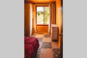 特木科Cunco casa de campo的一间设有门、窗户和地板的房间