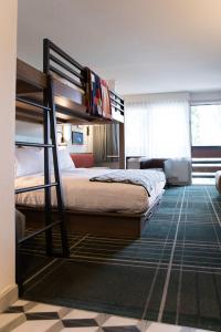斯诺马斯村怀尔德伍德斯诺马斯酒店的一间卧室配有两张双层床。