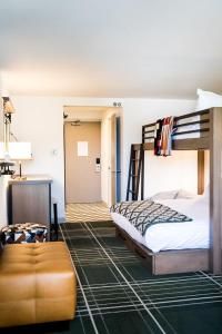 斯诺马斯村怀尔德伍德斯诺马斯酒店的一间卧室配有双层床和沙发