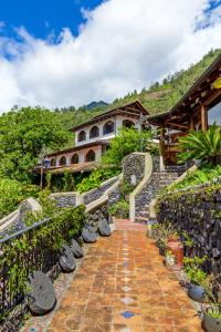 巴尼奥斯萨马力Spa度假酒店的山丘上带砖砌走道的房子