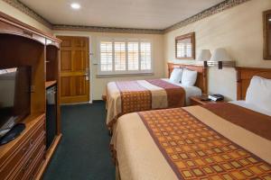 旧金山基尔大路汽车旅馆的酒店客房设有两张床和一台平面电视。