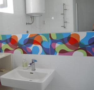 佩特坎内Mala vila Punta Skala的一间带水槽和彩色墙壁的浴室