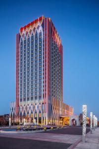 银川银川富力万达嘉华酒店 的红色大建筑的 ⁇ 染