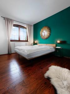 韦尔卡鲁穆尼卡TatryView Apartments by KingDubaj的一间卧室设有一张大床和绿色的墙壁
