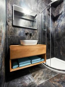 韦尔卡鲁穆尼卡TatryView Apartments by KingDubaj的一间带水槽和淋浴的浴室