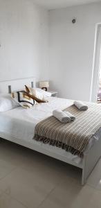 卡尔卢巴格Apartments Marecic的客房内的白色床和枕头