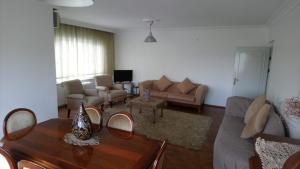 伊斯坦布尔Horizons的客厅配有沙发和桌子