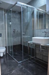 斯科普里Ars Square Apartments的带淋浴、盥洗盆和卫生间的浴室