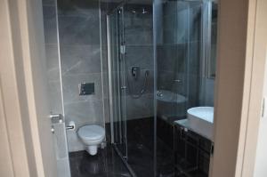 斯科普里Ars Square Apartments的带淋浴、卫生间和盥洗盆的浴室
