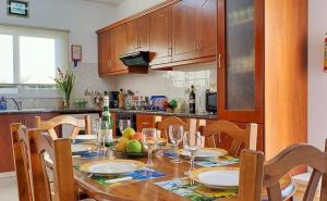 佩亚Peyia Villas Cyprus的厨房配有带酒杯的桌子