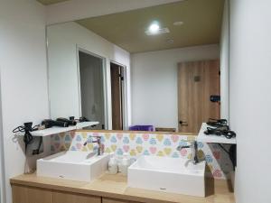 大阪莱斯筑港旅馆的浴室设有2个水槽和镜子