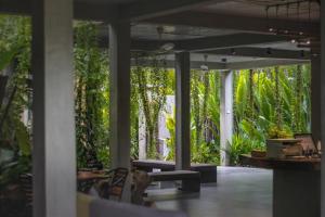 金边Larimar Hotel & Resort的种有树木和植物的庭院