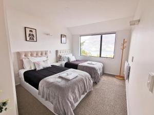 Queenstown Lakeview Holiday Home-5mins to town客房内的一张或多张床位