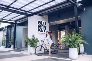 在Blu Monkey Hub & Hotel Surat Thani内部或周边骑自行车