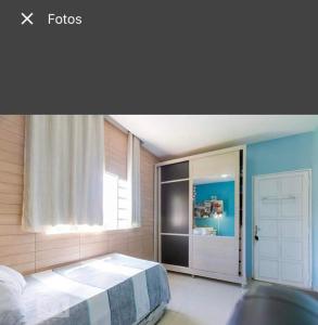 巴西利亚Caso com piscina AQUECIDA, há 900 metros do Iguatemi shopping的一间卧室设有一张大床和一个窗户。
