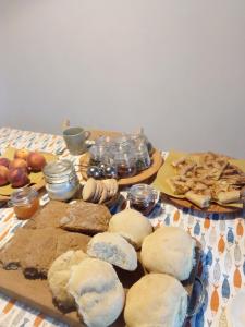 加尔尼亚诺Ca' del Rì的一张桌子,上面有面包和其他食物