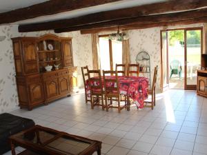 Gîte Halles-sous-les-Côtes, 4 pièces, 6 personnes - FR-1-585-5的用餐室配有桌椅