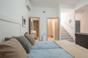 海若克利欧Eleni's Studio的一间卧室设有一张床和一个楼梯