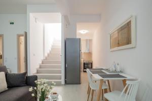海若克利欧Eleni's Studio的厨房和带黑色冰箱的客厅