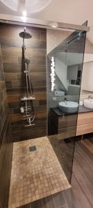 科尔马Appartement Grenier à sel Gentleman的浴室设有2个水槽和镜子