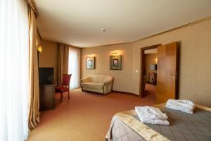 巴尔奇克米斯特拉尔酒店的酒店客房设有两张床和电视。
