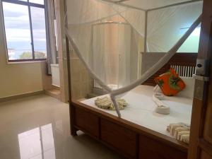 肯杜瓦莫克海滩别墅旅馆的一间带毛巾和镜子的淋浴的浴室