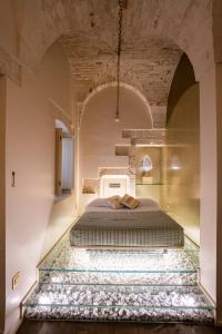 阿尔贝罗贝洛Palazzo Scotto的一间大客房内设有一张大床的卧室
